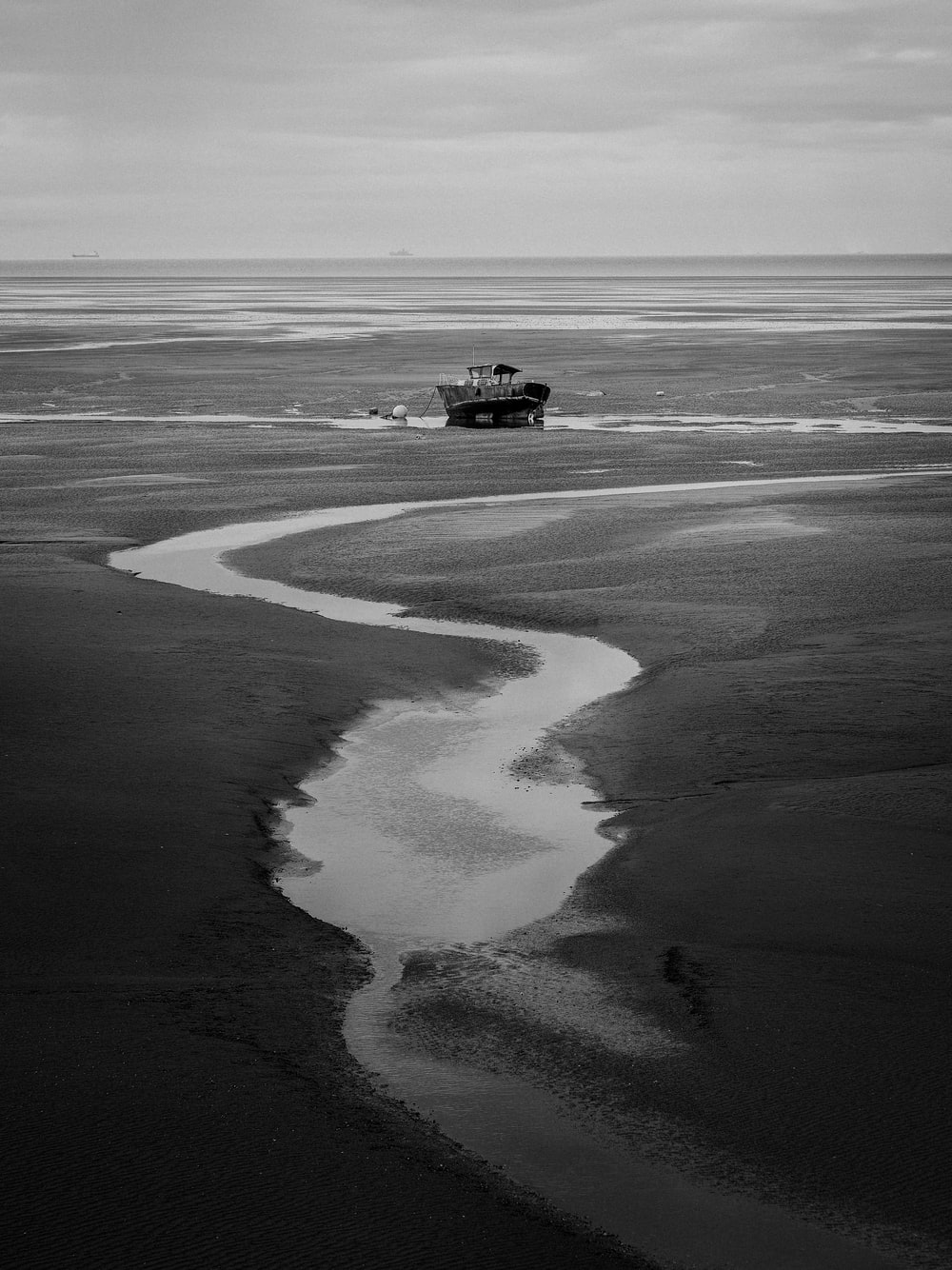 海滩中的一叶孤舟图片