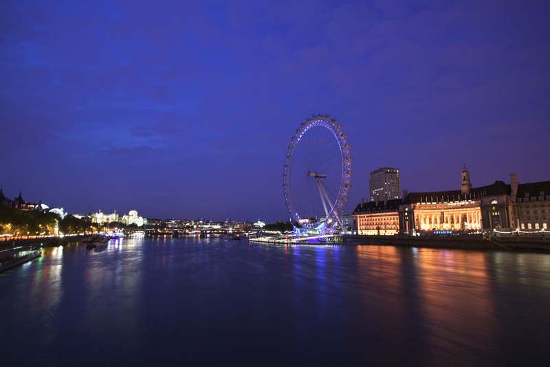 英国伦敦泰晤士河沿岸晚上的摩天轮