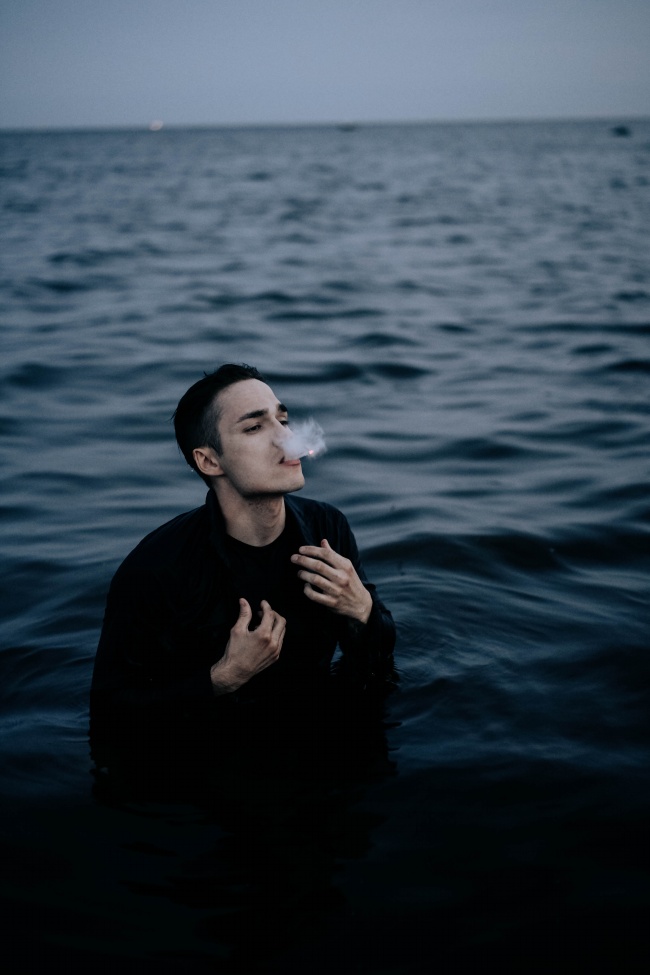 水中吸烟的帅哥图片