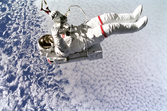 太空宇宙中漂浮的宇航员图片