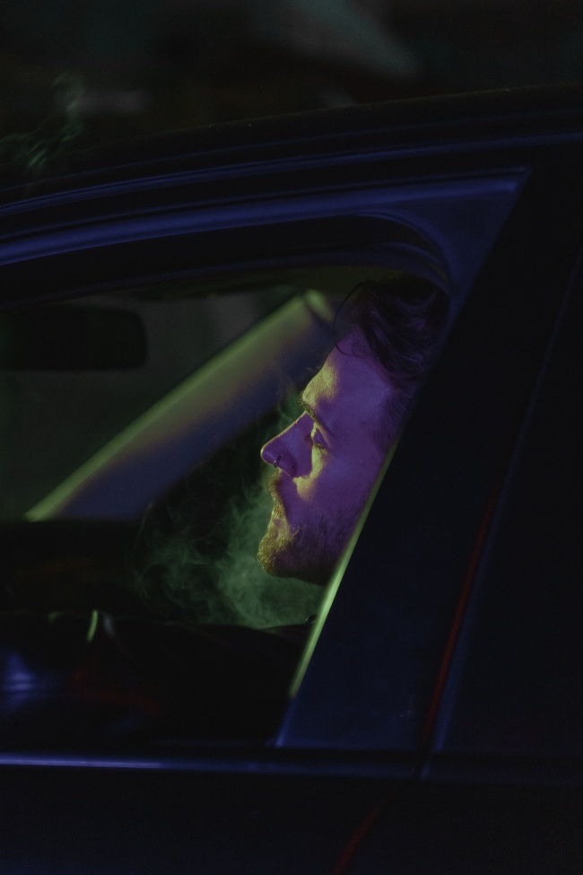 车内抽烟的男人图片