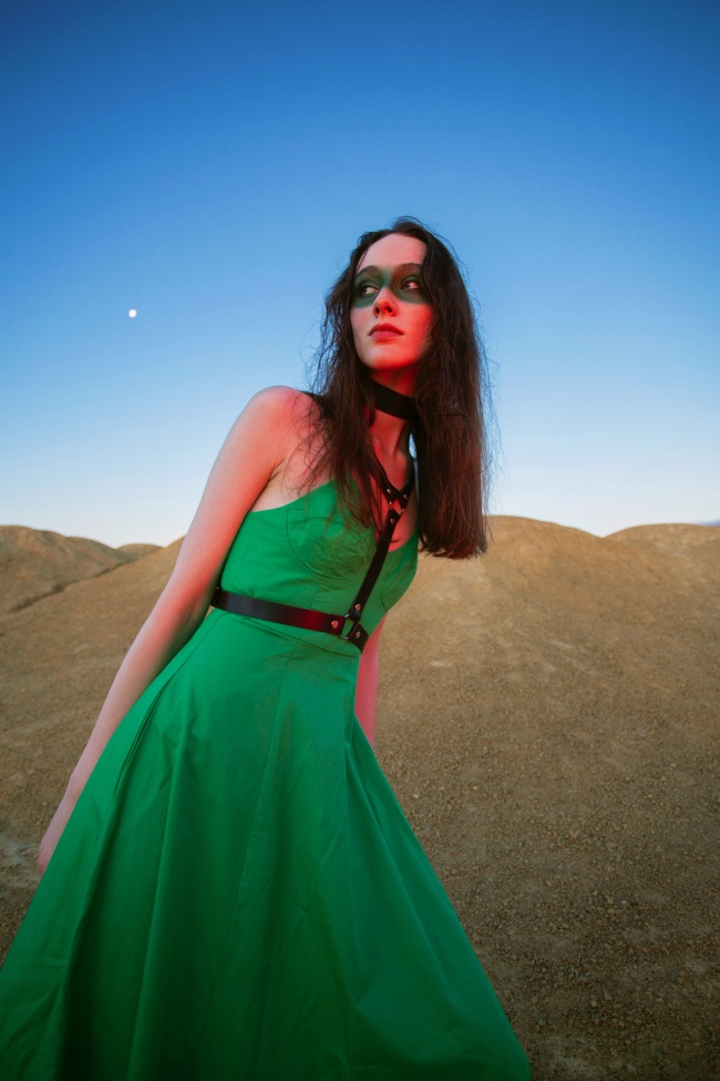 沙漠中彩绘眼罩的美女图片