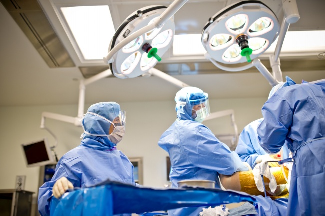 团队外科医生在手术室工作图片