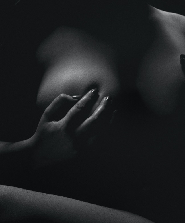 关爱女性乳房健康黑白宣传照图片