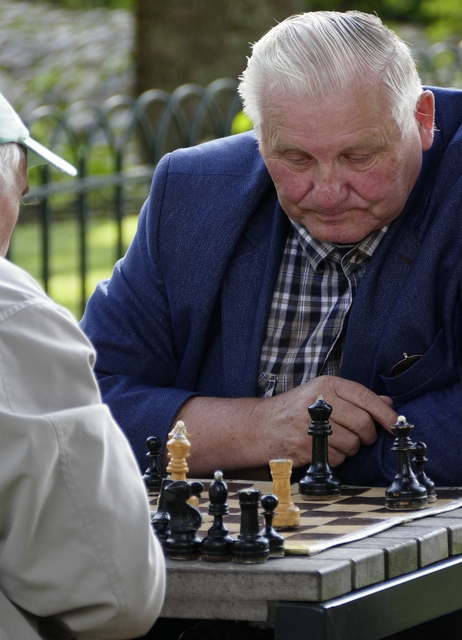 老人下国际象棋图片