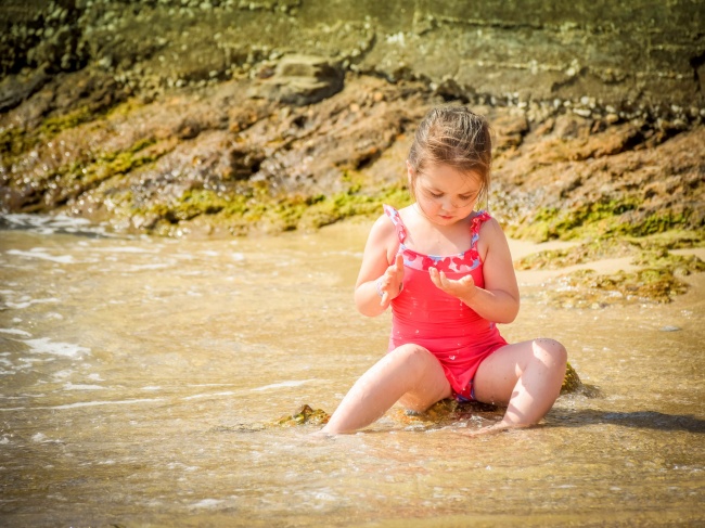 海边玩水小女孩图片