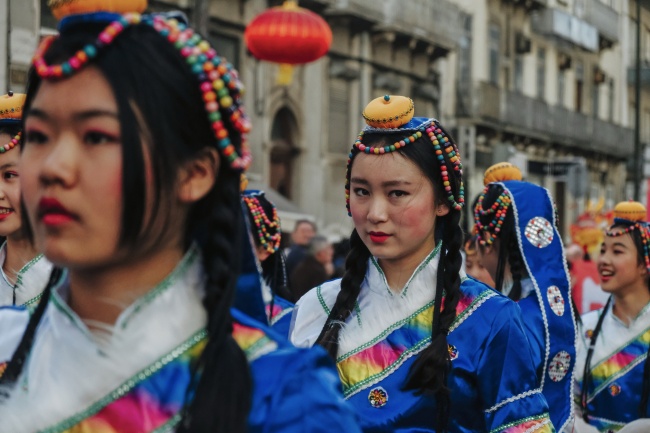 女性藏族服饰图片