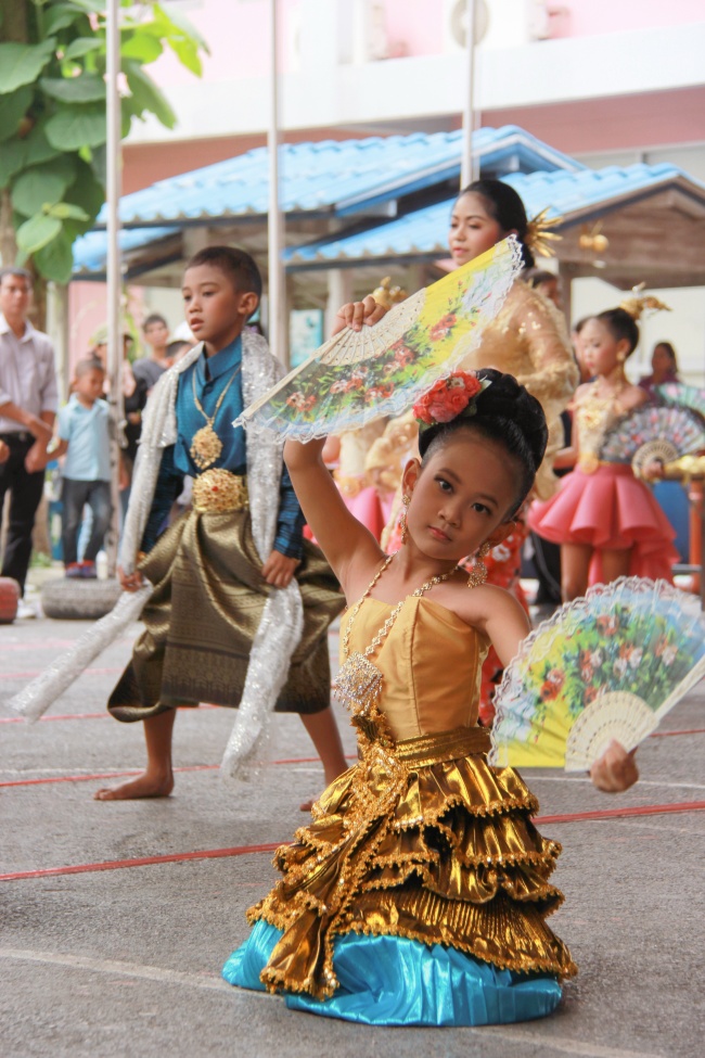 泰国小女孩跳舞图片