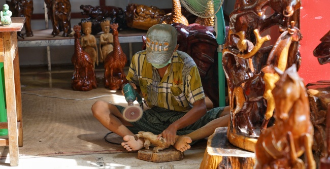 传统木雕工艺师图片