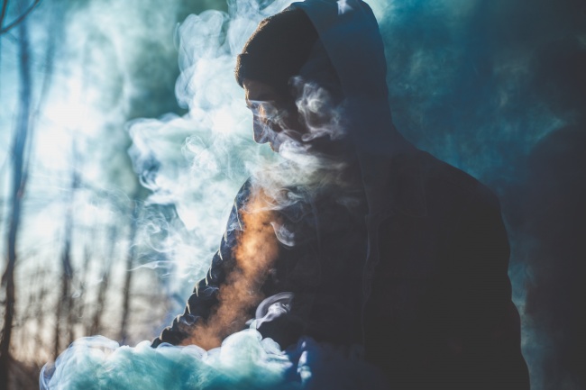 烟雾缭绕抽烟男子图片