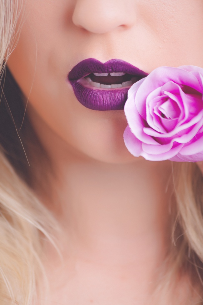 紫色唇膏图片