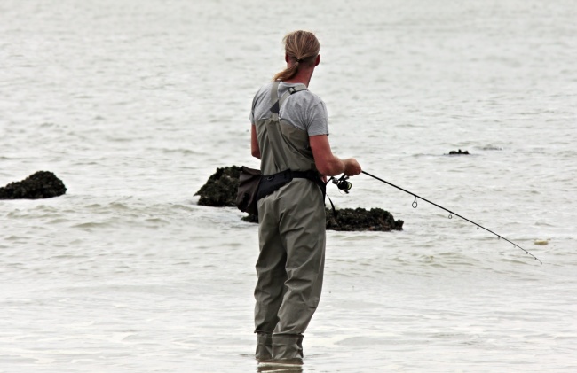 一个人钓鱼图片