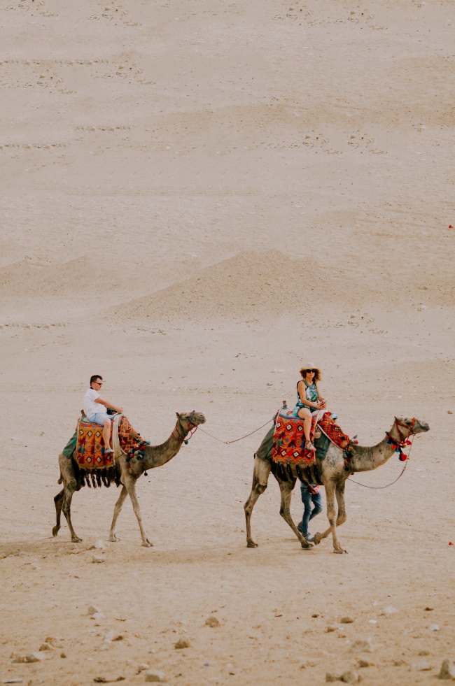 游客沙漠骑骆驼图片