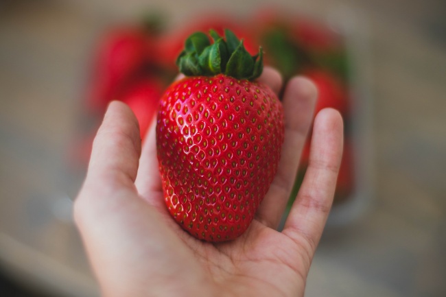 手里的草莓图片
