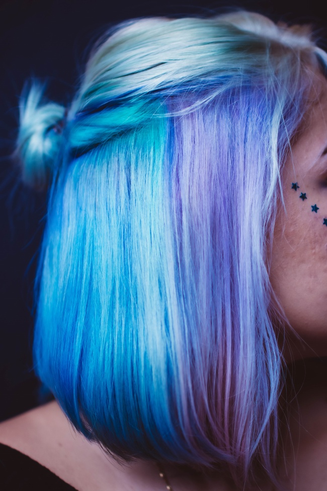 挑染蓝紫色头发图片