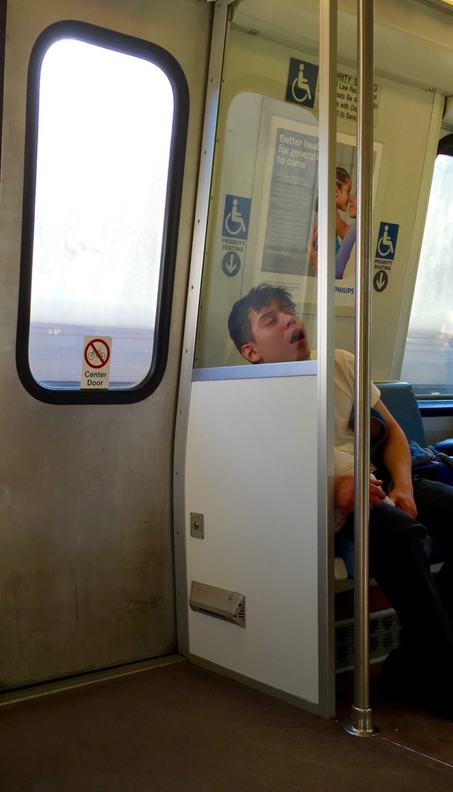 车厢睡觉男人图片