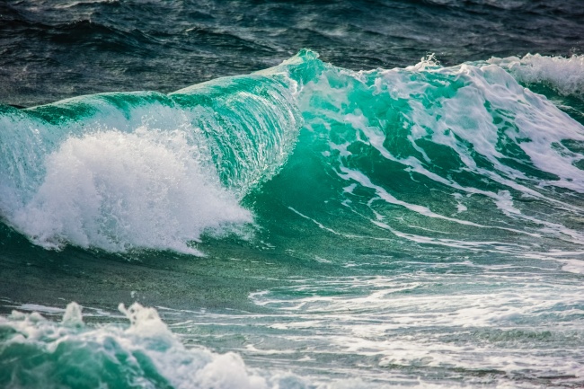 海洋海浪翻滚图片