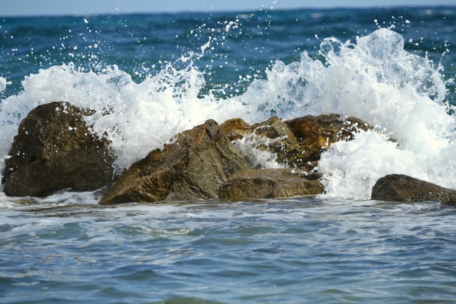 大海波浪击石摄影图片