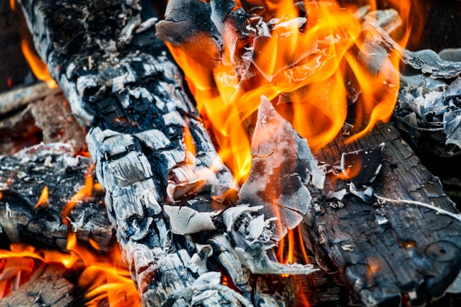 燃烧木柴火焰图片