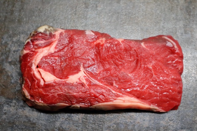 一块新鲜生牛肉图片