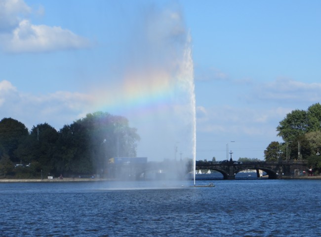 城市喷泉彩虹图片