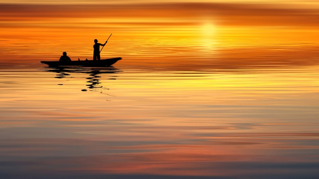 夕阳下划船剪影图片