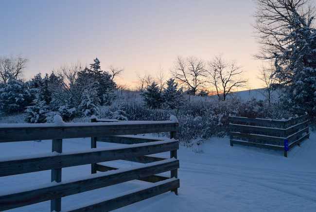 冬天户外篱笆雪景图片