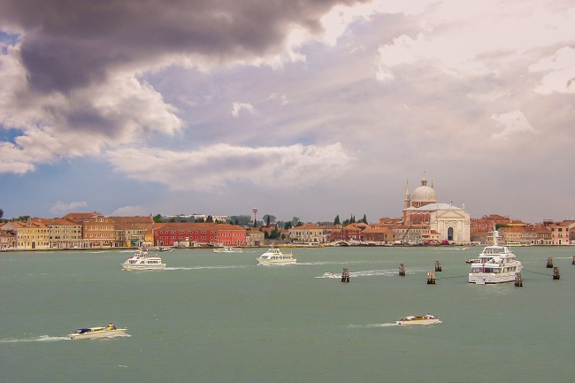 威尼斯运河风光图片