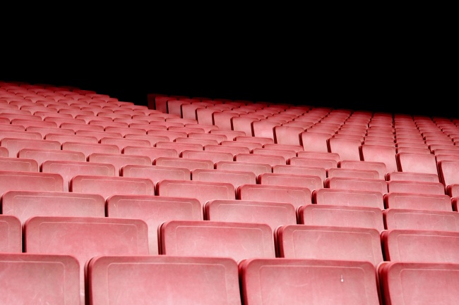 观众席红色座椅图片