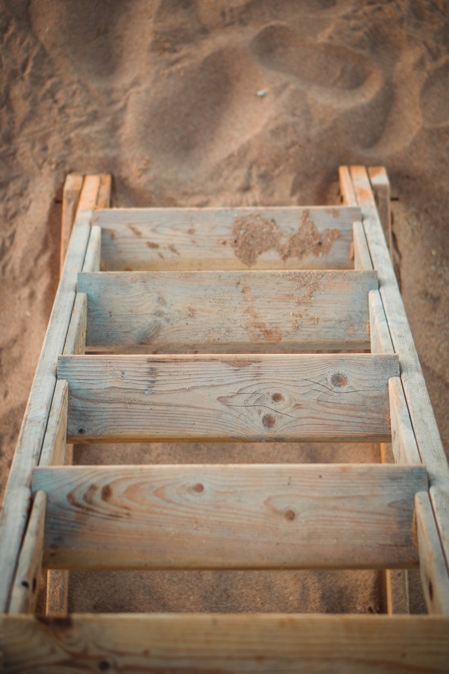 棕色木制楼梯图片