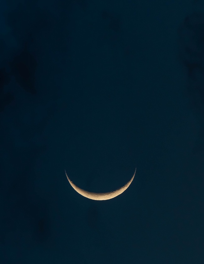 下弦月夜空图片