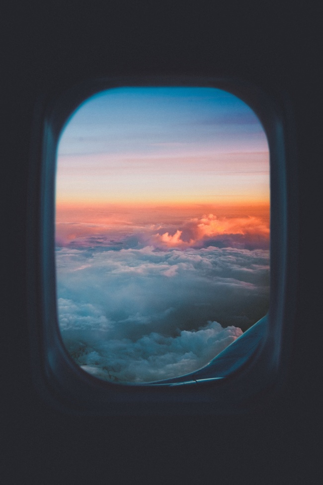 飞机窗户看云层图片