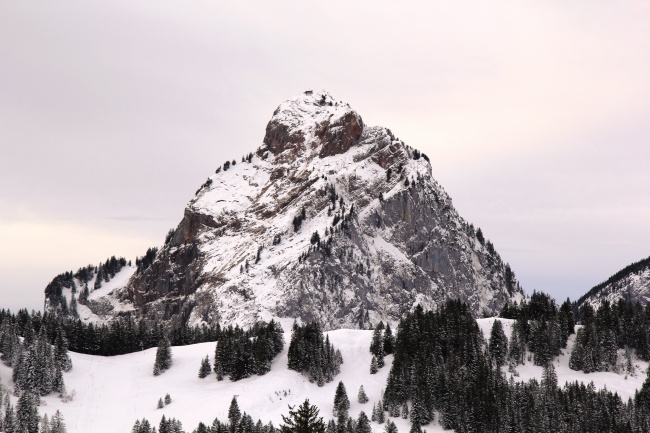 冬季阿尔卑斯雪山景观图片
