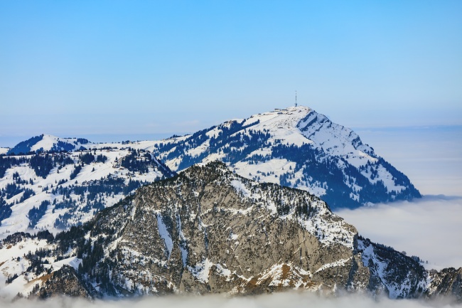 瑞士冬天雪山风景图片
