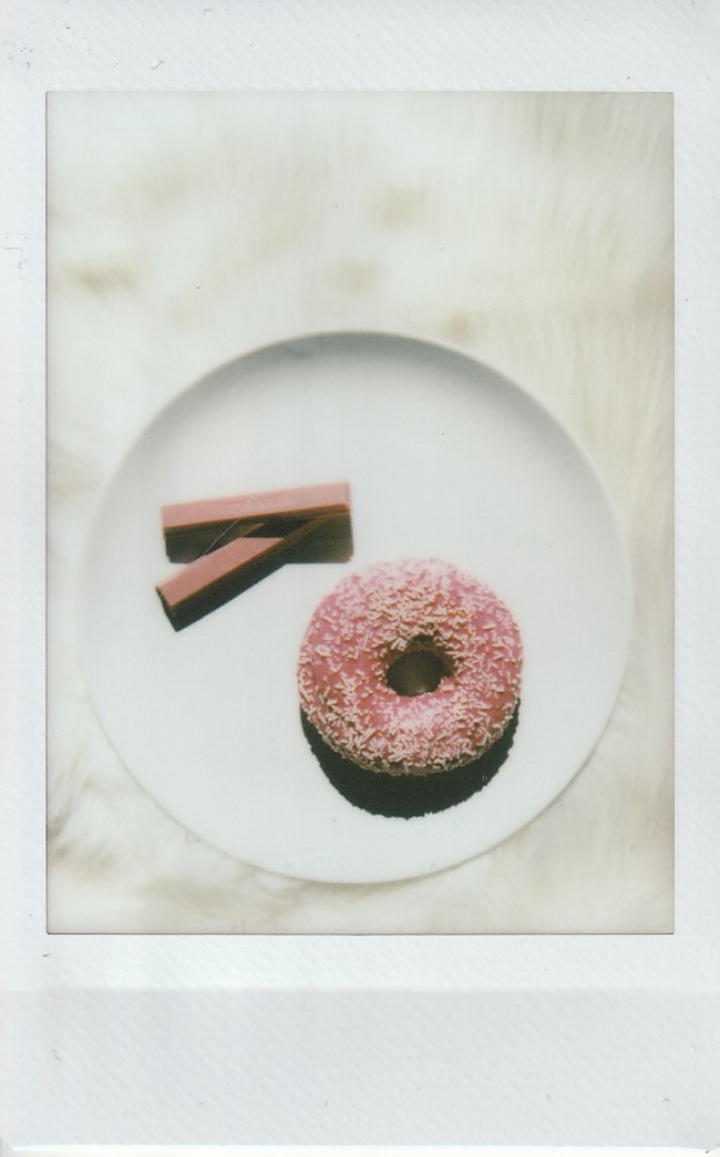 盘子里的粉红色甜甜圈图片