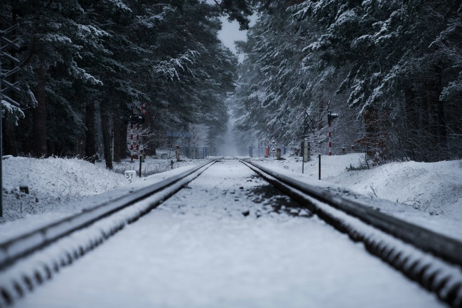冬季雪地铁轨摄影图片