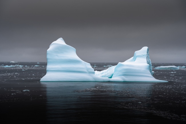 海面冰山风景图片