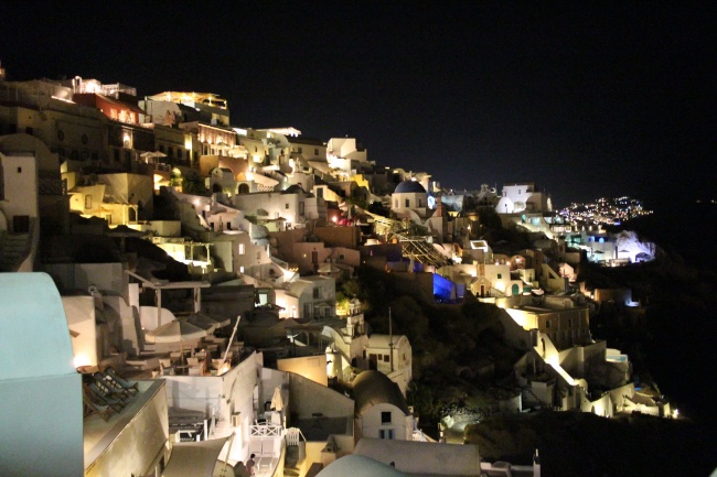 希腊白色城镇夜景图片