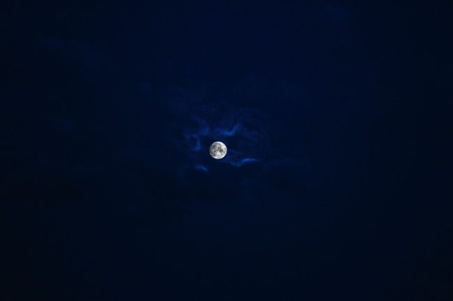 夜空中的月亮图片
