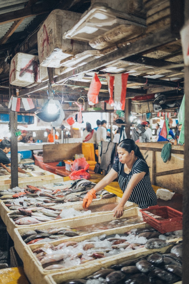 菜市场卖鱼摊图片