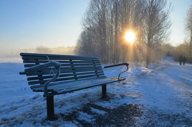 冬天雪地长椅子图片