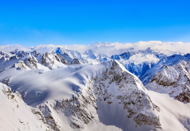瑞士阿尔卑斯雪山风景图片