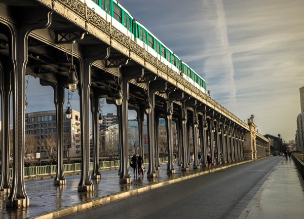城市桥上铁轨列车图片