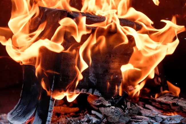 木材燃烧烈火火焰图片