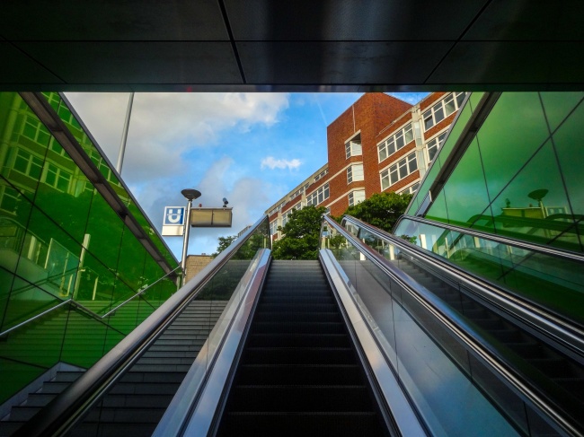 地铁自动扶梯图片