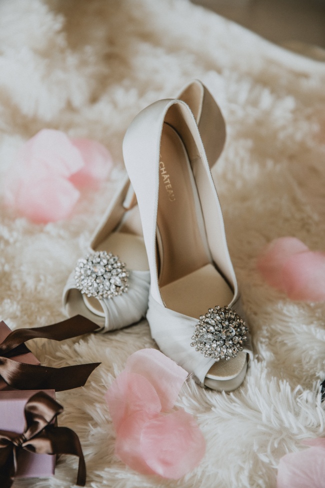 新娘白色高跟婚鞋图片