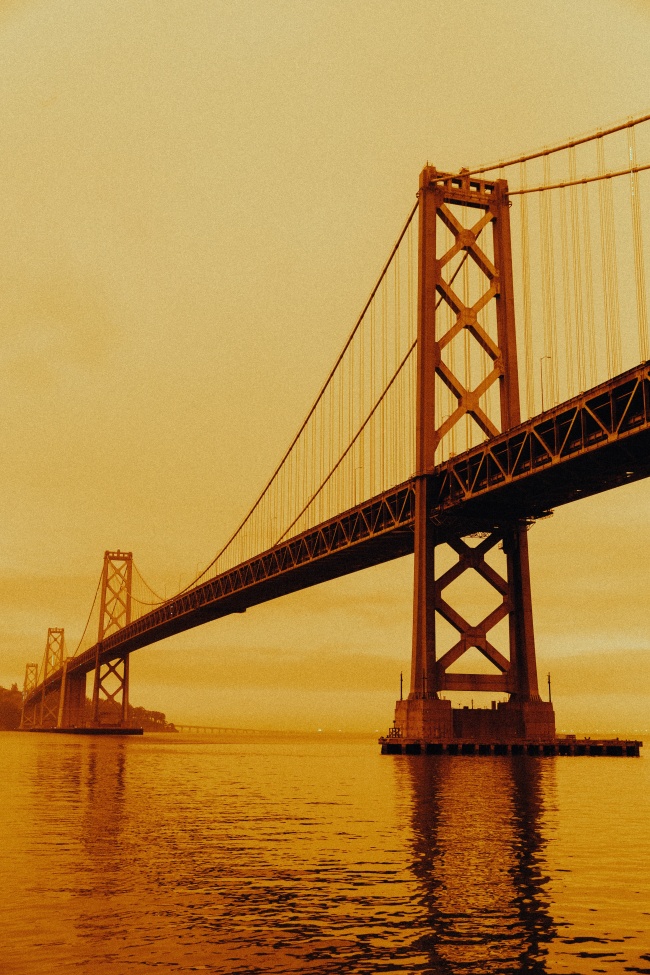 城市跨海吊桥图片
