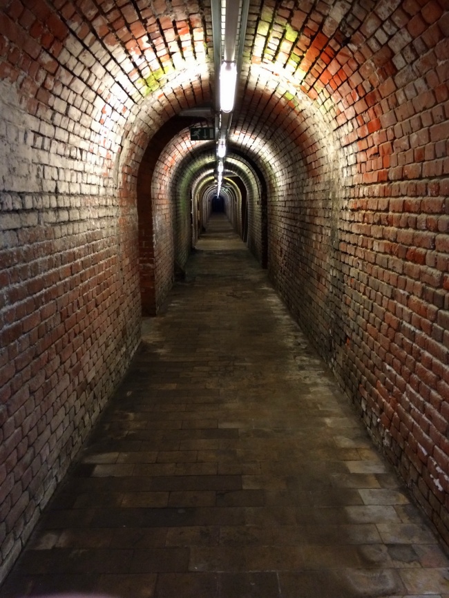 古老红砖隧道图片