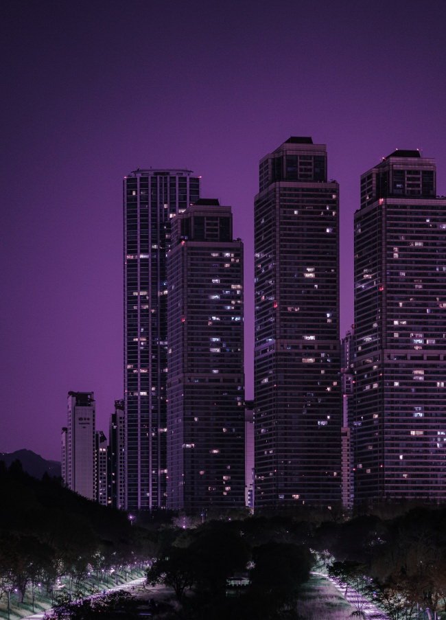 紫色夜空城市夜景图片