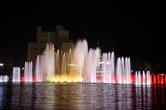 夜间喷泉图片
